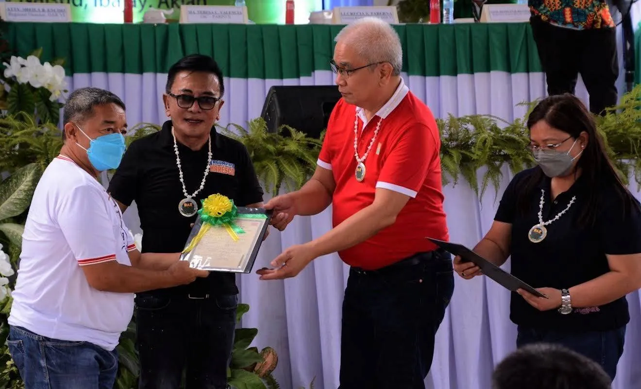 Farmers in W. Visayas first recipients of DAR’s individual land titles
