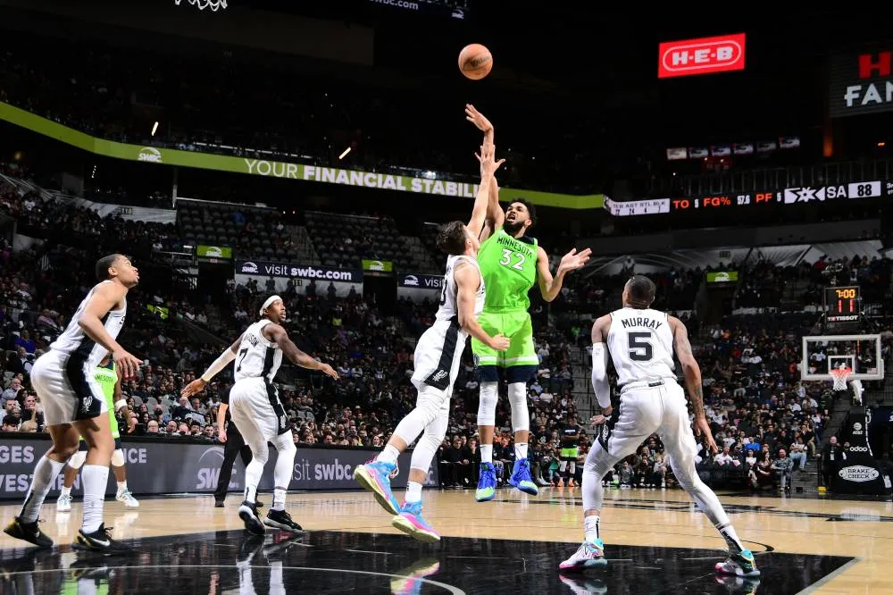 Towns scores season-high 60 points as Wolves maul Spurs in NBA