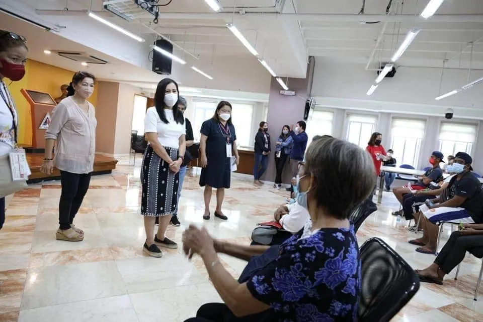 QC gov’t distributes cash aid to fire victims