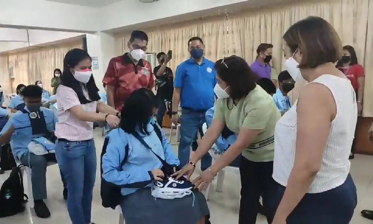 Makati LGU launches Air Binay 4.0; distributes bags, weather apparels to students