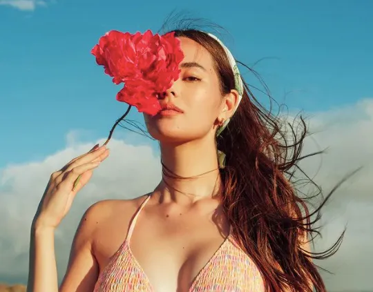 Miss Universe Catriona Gray blooms in latest H&M’s campaign