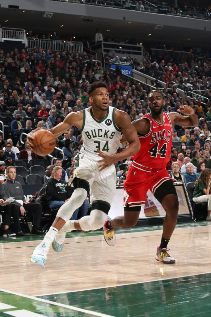 Giannis back as Bucks thump Bulls