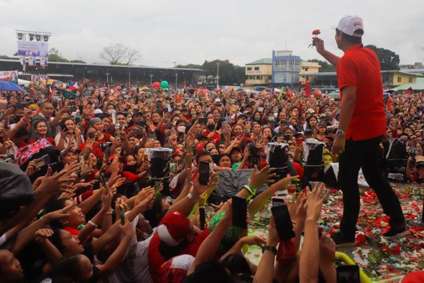 Marcos showered with roses as Koronadal folk outlast heavy rain in rally