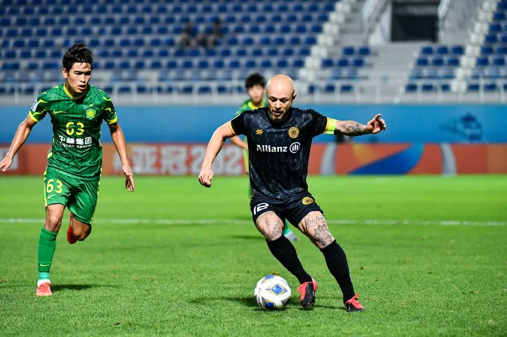United City mum on status of star midfielder Stephan Schrock
