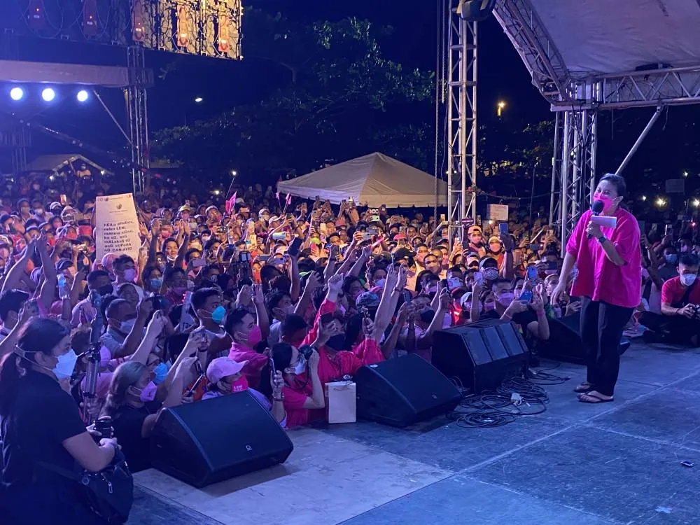 Surf’s up! Robredo holds first people’s rally by the beach