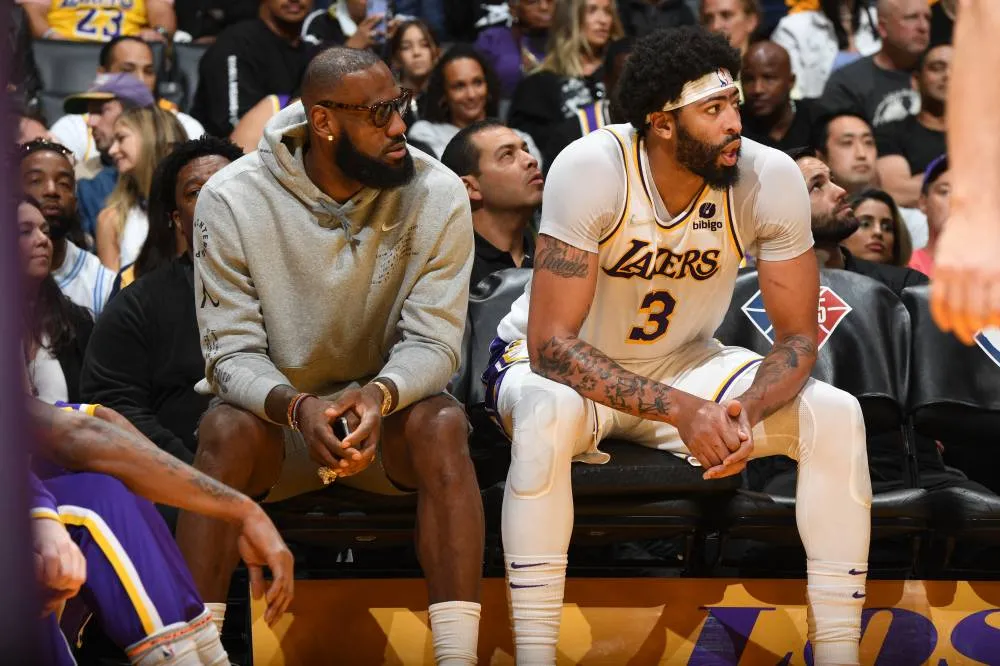Lakers, LeBron on brink after Denver rout