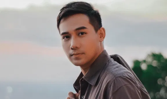 To whom is Ken Chan addressing his cryptic posts?