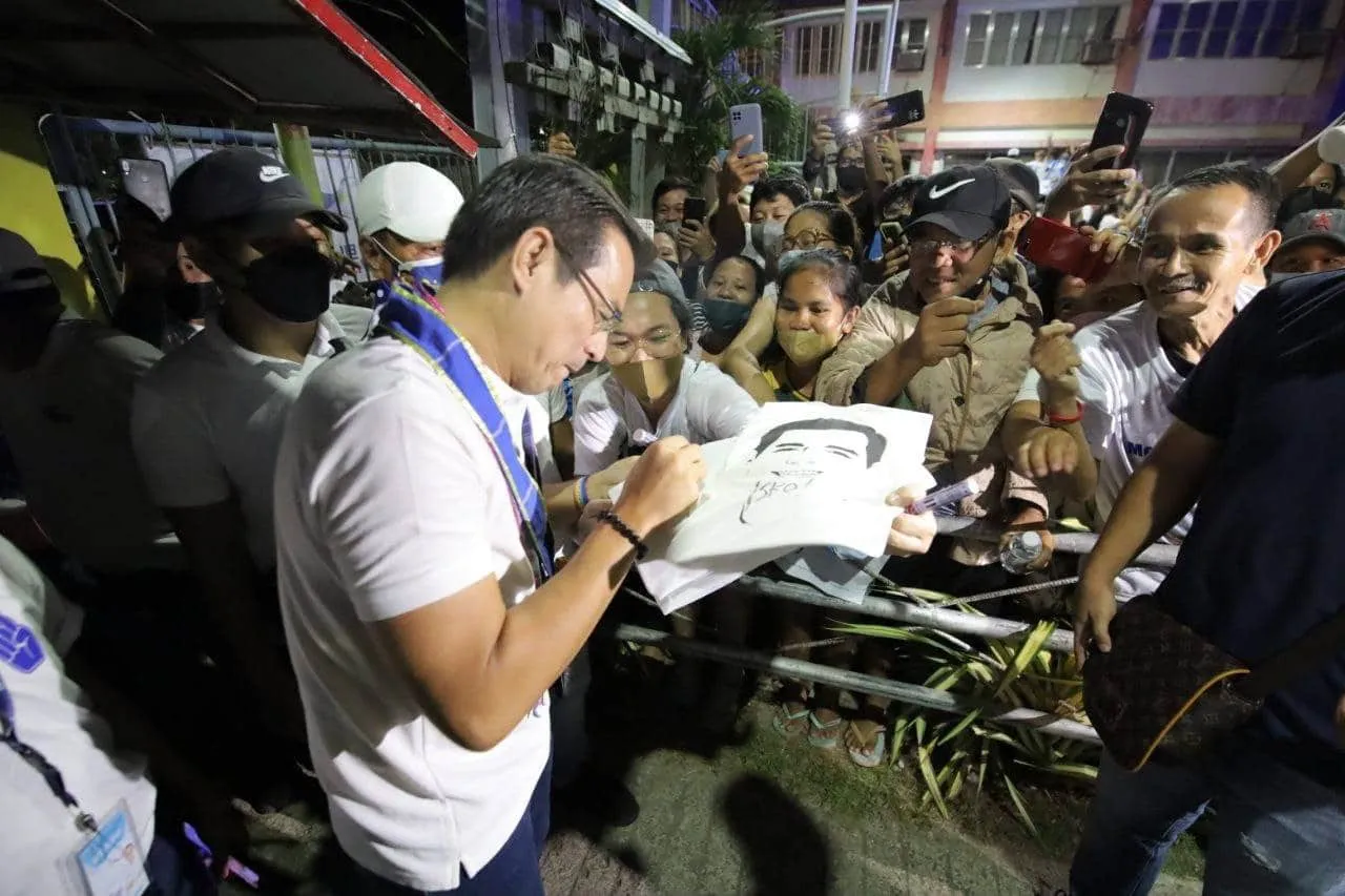 Mayor Isko pays tribute to father in Antique sortie